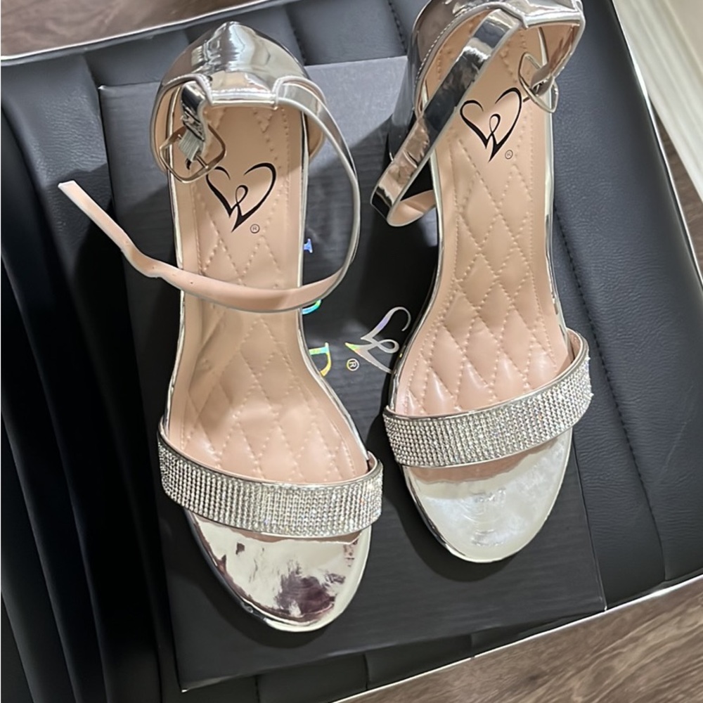 New Windsor Silver High Heels Size 9